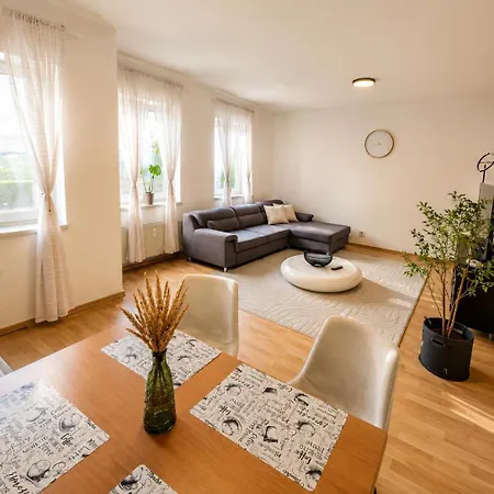 Stilvolle Altbauwohnung In Zentraler Lage Mit 2 Zimmern *