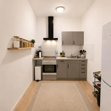 Stilvolle Altbauwohnung In Zentraler Lage Mit 2 Zimmern *